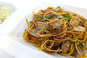 アサリとトマトのスパゲッティ（サラダ）