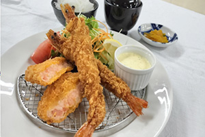 有頭海老フライと海老かつタルタルソース添え