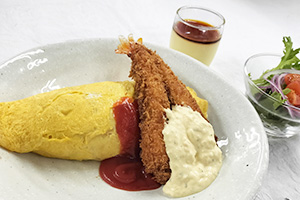 オムライス　海老フライ添え（サラダ　デザート）