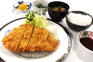 ロースカツ定食（小鉢 香物 味噌汁）